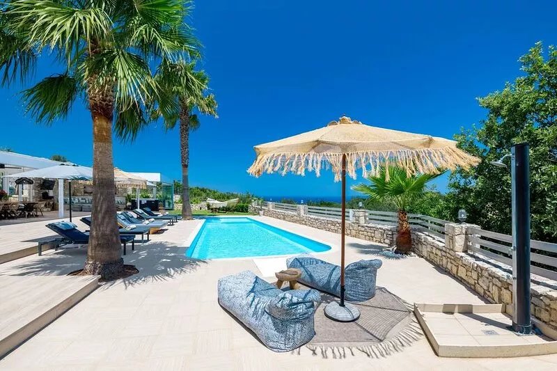 Sublime views, child friendly villa, sports & wellness facilities, full privacy!