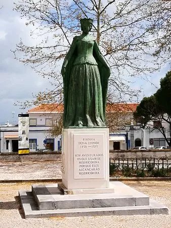 Estatua da Rainha Dona Leonor
