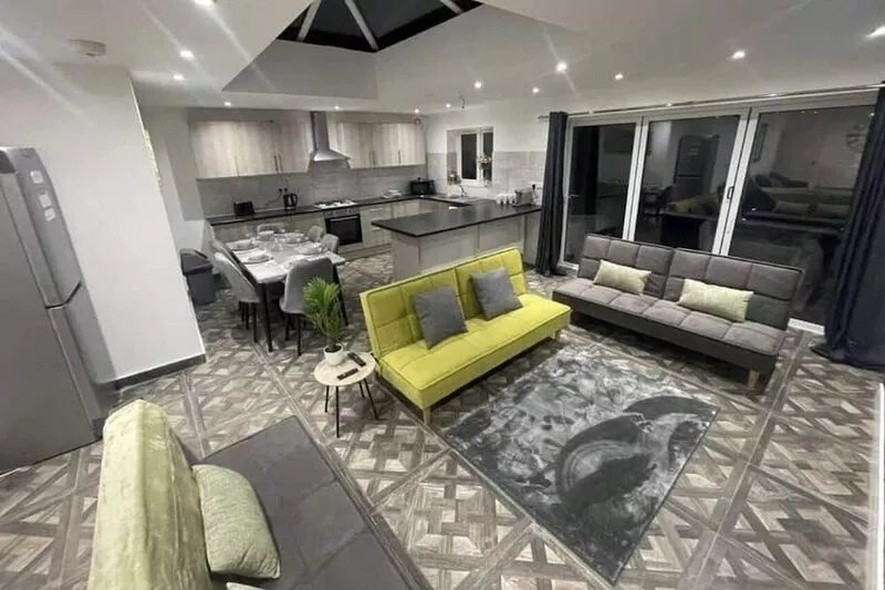Good Priced 6 Bedroom Home With Free Parking Family Holiday - Windsor
