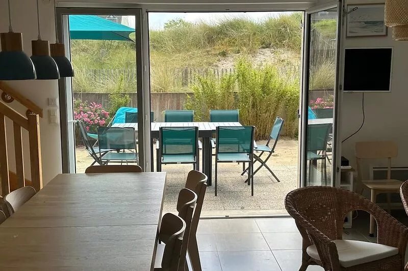 House 1 minute from the beach. Peaceful and fully equipped. Outdoor space.