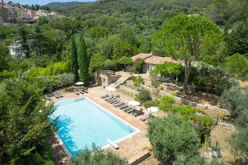 Stately property with 3 tennis & sport courts and a large pool, village 5' walk