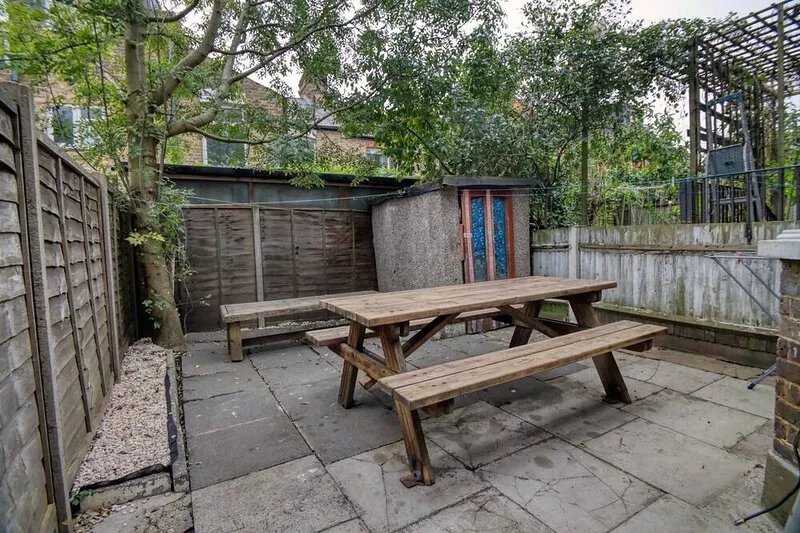 A Spacious 6 Bedroom House in North London with Free Parking & 3 Bathrooms