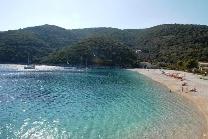 Elegant villa with beautiful view and private pool 100 m from the beach