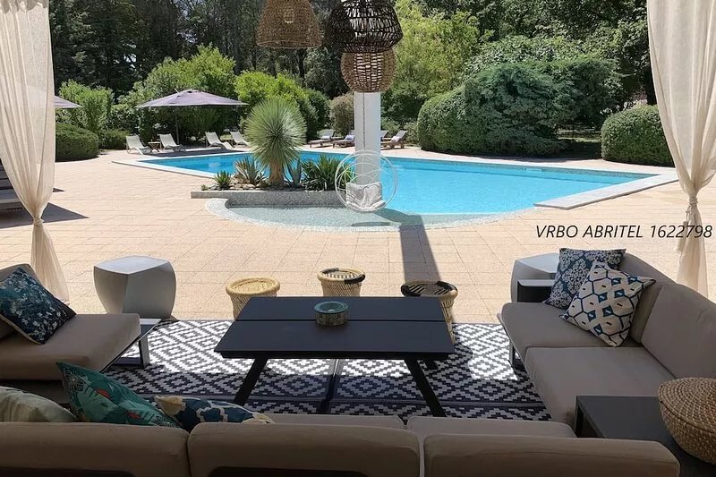 MAGNIFICENT CONTEMPORARY 5 * VILLA IN A LANDSCAPED PARK IN PROVENCE