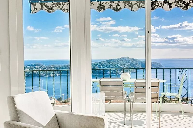 Stunning renovated penthouse apartment with panoramic seaview and big terrace