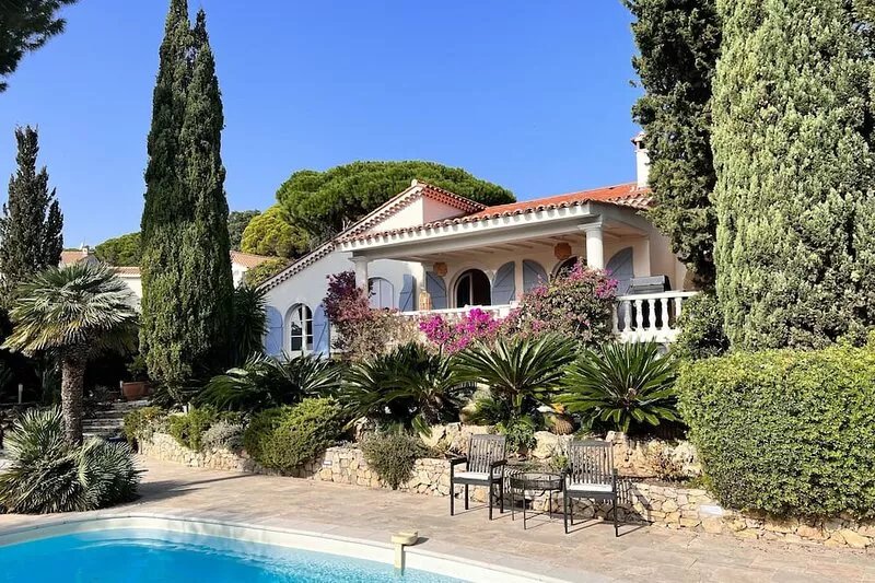 300 m from the Beach Beautiful, French Villa with heated Pool and Sea View