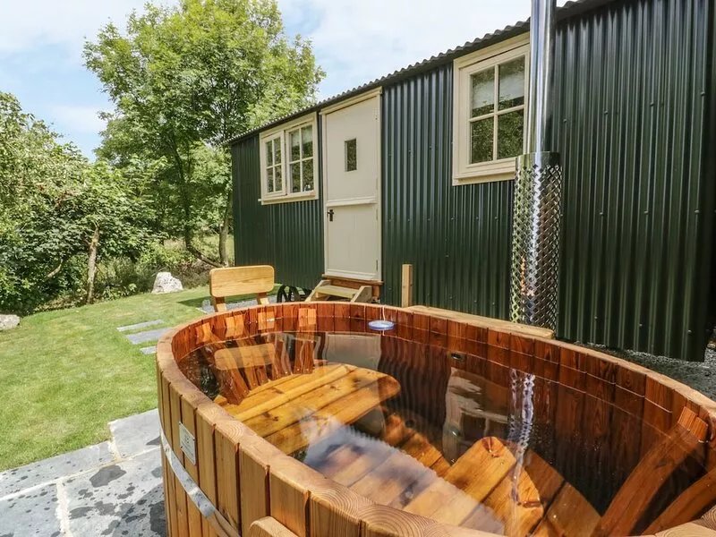 ORCHARD, romantic, character holiday cottage in Wadebridge