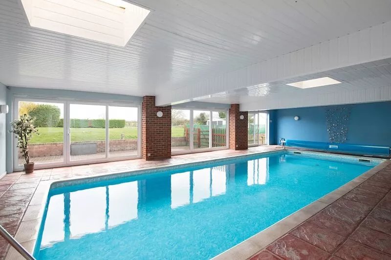 A superb Lodge with own private heated Indoor Swimming Pool close to Stratford