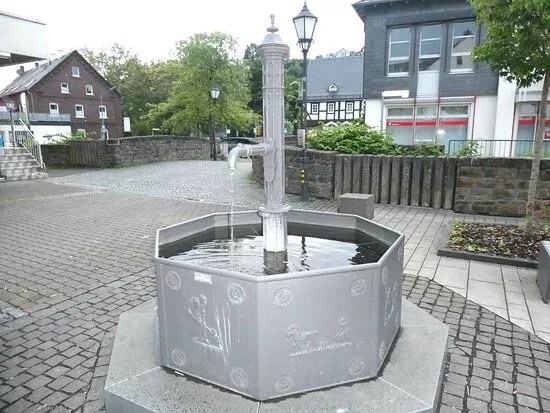 Gusseiserner Laufbrunnen