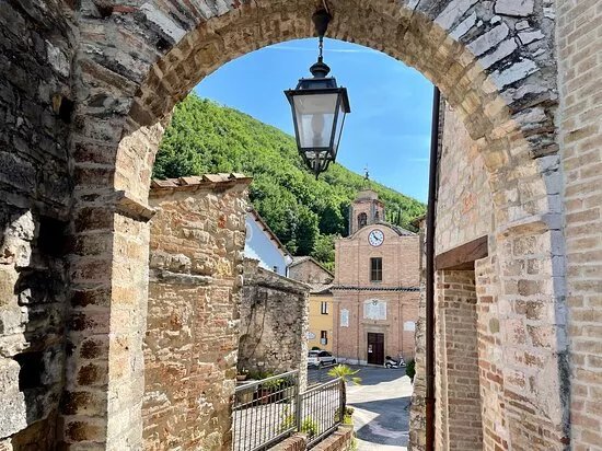 Piazza Santa Maria ( Serrapetrona )