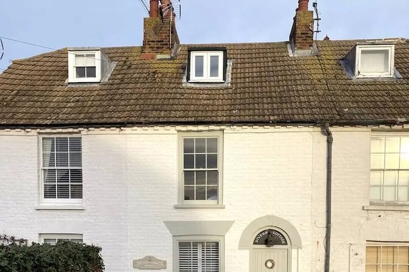 Minutes from Whitstable beach and high street. Sleeps up to 6