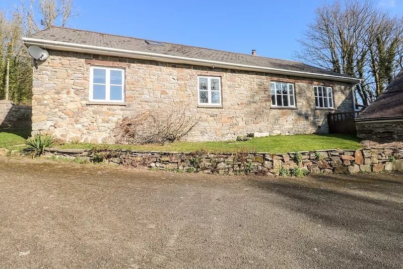 LLETY'R LLWYNOG, family friendly, with open fire in Tenby