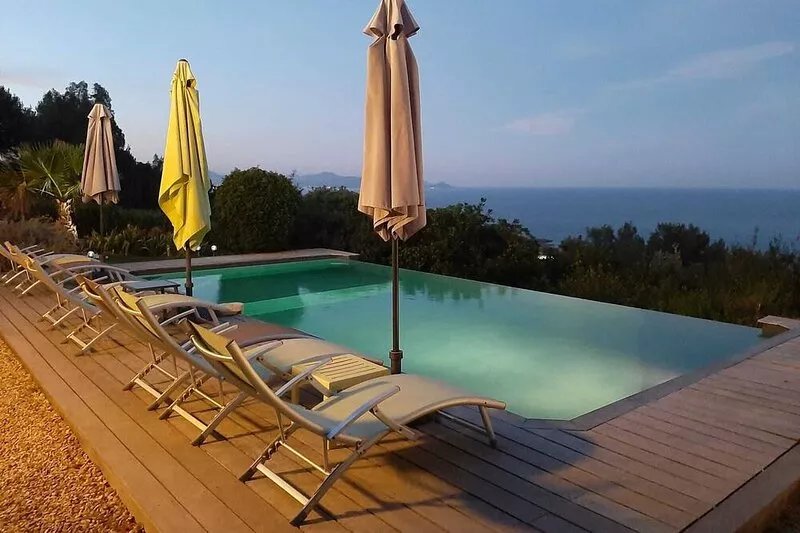 Villa with pool and 180° sea view, 500m from the beach, air-conditioned