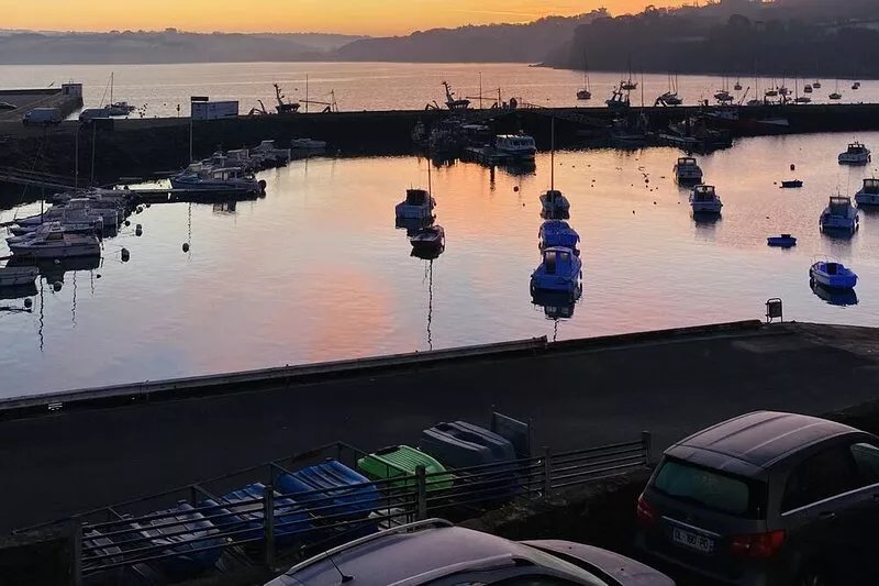 Large apartment with sea view over the port of Rosmeur