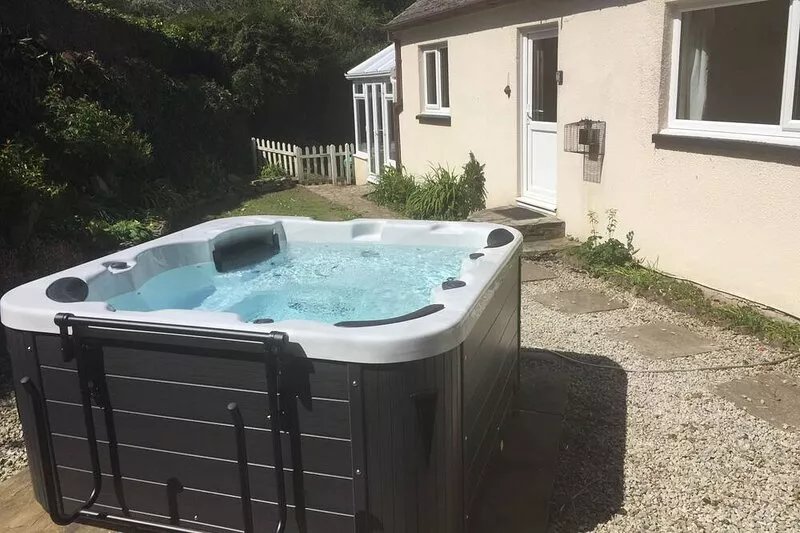 2 Bed, Pet Friendly, Hot tub, Secure Garden, Parking, Padstow, SATURDAY CHANGE