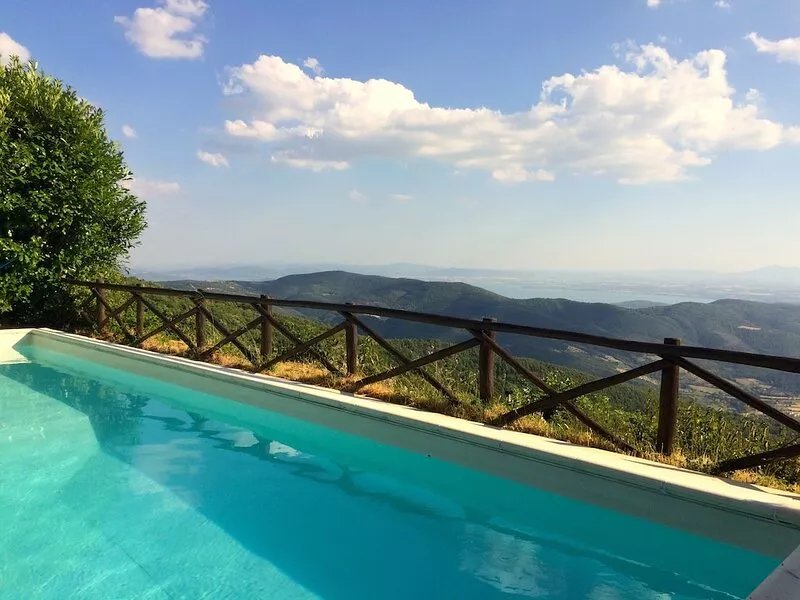 Case Ginezzo: The Farm and the Refuge. Cortona