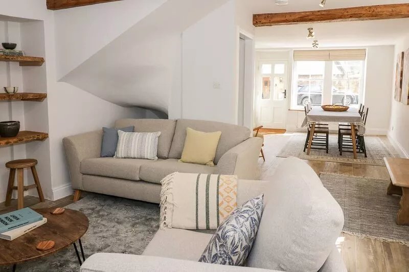ASHTON HOUSE, pet friendly, character holiday cottage in Blockley