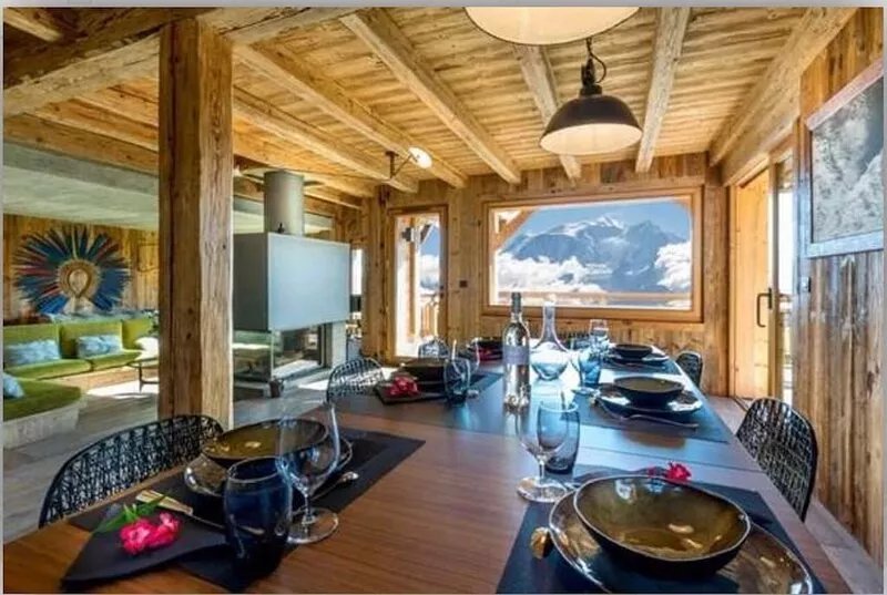 Chalet on the heights of Combloux. Exceptional view of Mont Blanc. Near Megève
