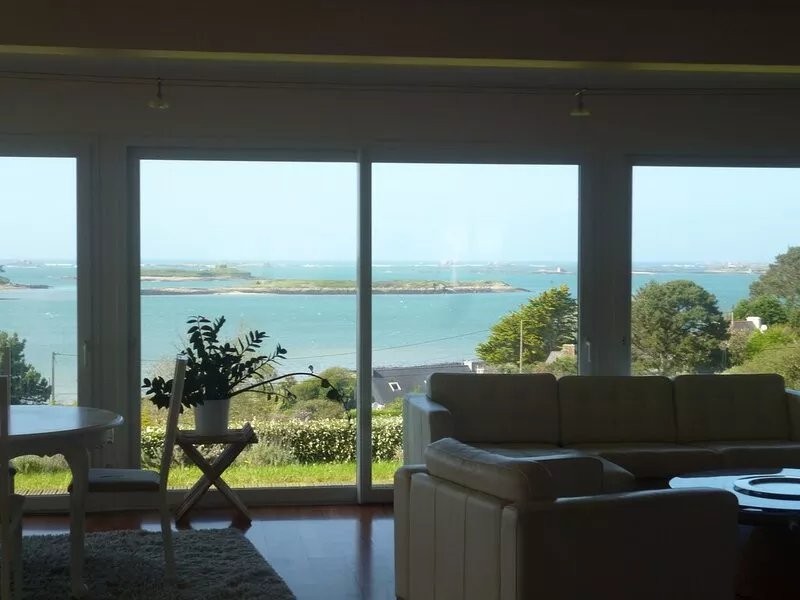 House with panoramic view over the entrance to Aber Wrach, with jacuzzi.