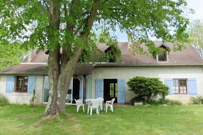 Quiet Béarnaise house, view of the Pyrenees, 2km from Orthez (12,000