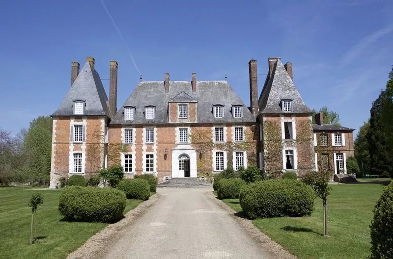 Rent a beautiful chateau with 28 beds, swimming pool and tennis