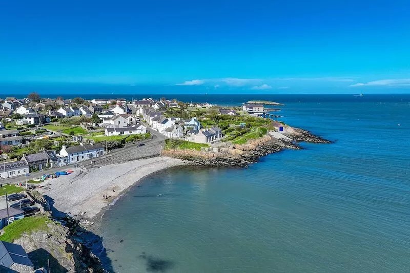 Large Detached Property Walking Distance To The Beach | Llywelyn-Fawr