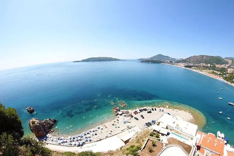 Exclusive 2 bedrooms apartment, 2 minutes walk to a sandy beach.