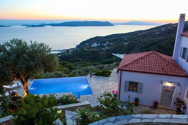 State-of-the-Art Villa has Infinity Pool, Jacuzzi, Comfort Cooling, Sunset View