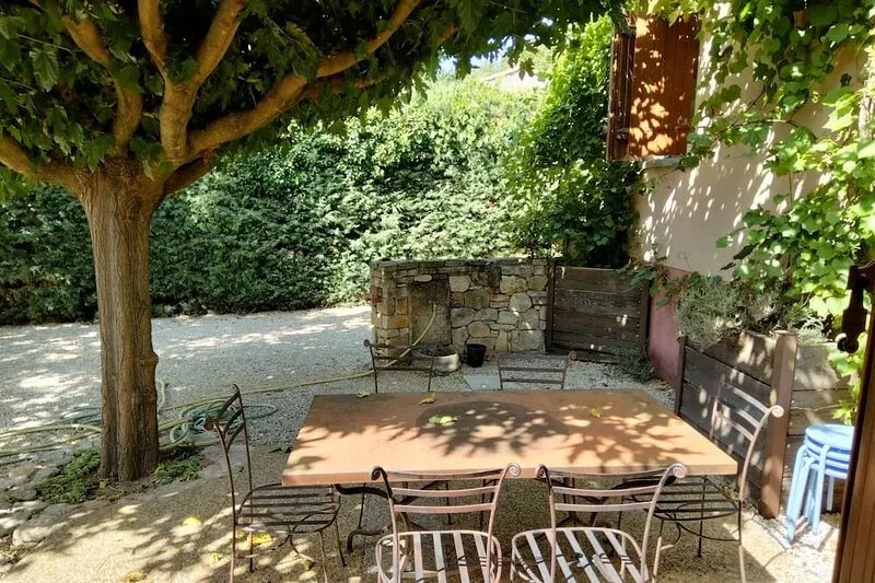 Au Milieu des Vignobles, Près de Plusieurs Sites Classés et Chemins de Randonnée