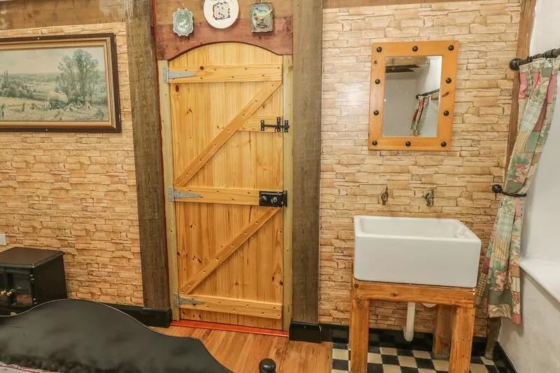 WILLOWBROOK COTTAGE, family friendly in Askill, County Leitrim