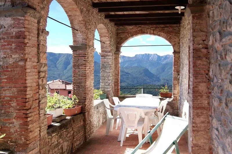 16th-century Tuscan villa with swimming pool, fabulous views, walk to restaurant