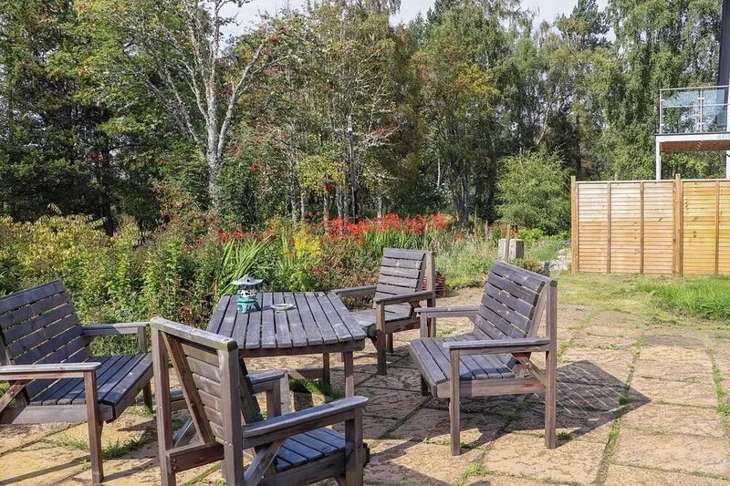 CREAG DHUBH COTTAGE, pet friendly, with a garden in Newtonmore
