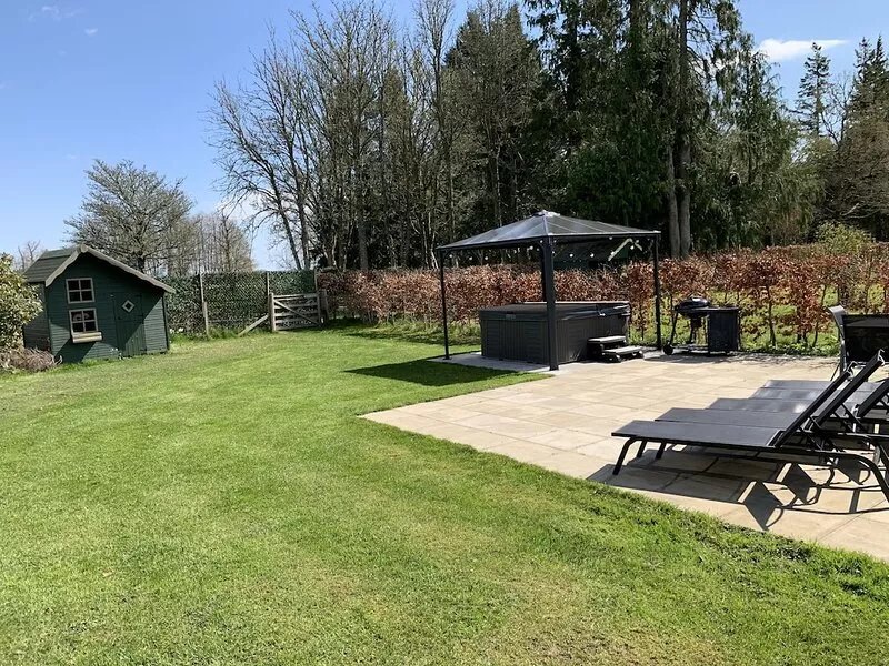 Luxe1895 chic cosy cottage hot tub tennis court dog and child friendly
