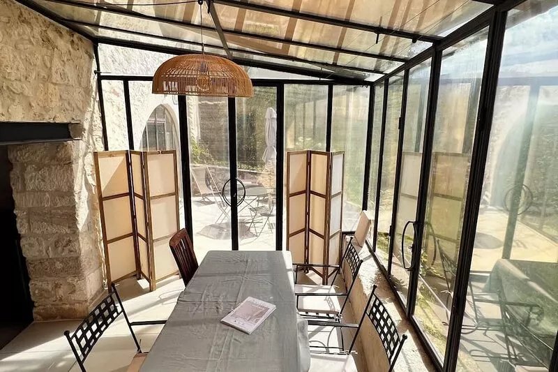 Atypical apartment with large terrace overlooking the Luberon