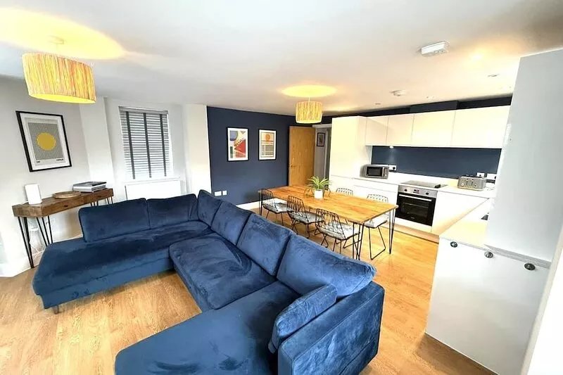 Bernard Point- large two bed apartment in city