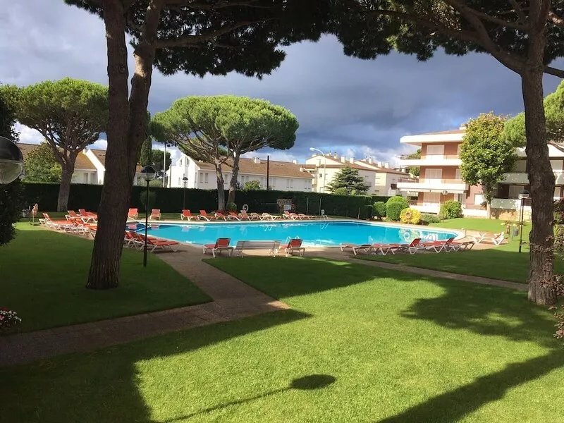 Apt. 200 m. beach, with private garage, air conditioning, swimming pool and