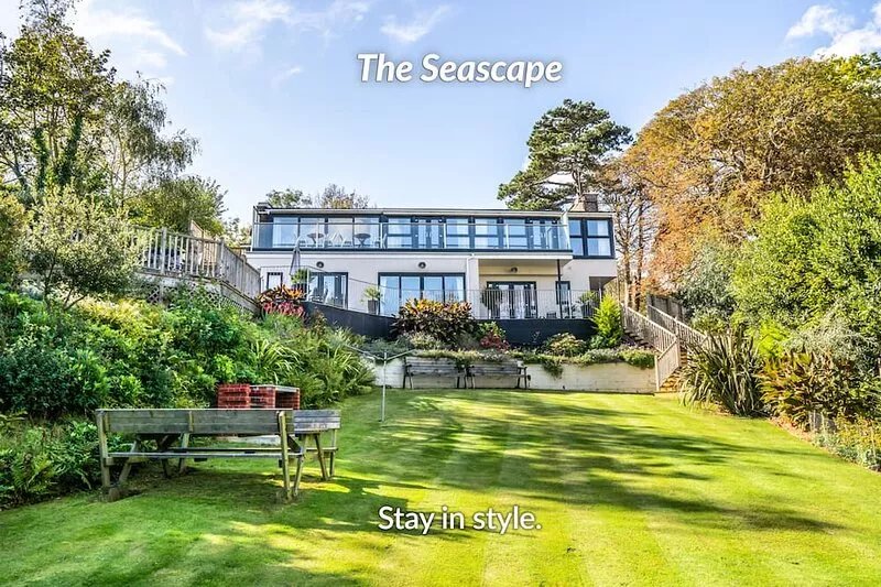 The Seascape, luxury 3 bed apartment with panoramic sea views, garden & hot tub