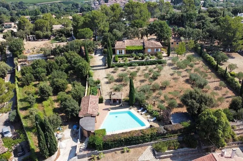 Magnificent property, big swimming pool, private tennis, large enclosed grounds