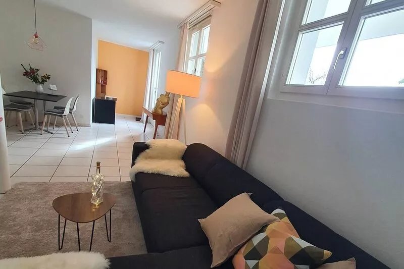 Quiet, large garden apartment with free parking space