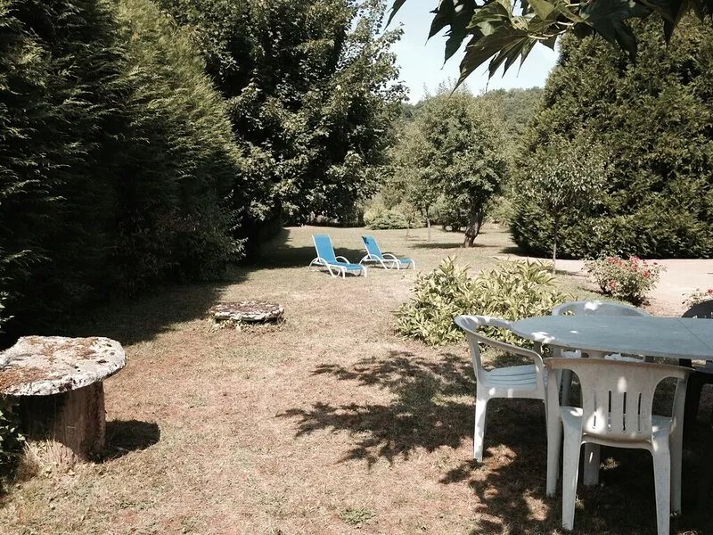 Pleasant house with calm on large garden located at 100m of Yonne river