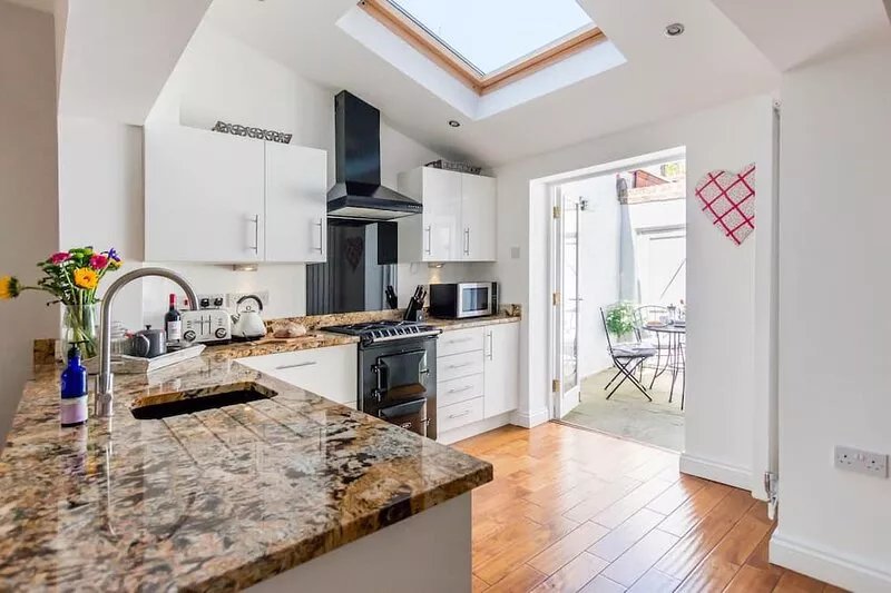 48 Fairfax Street - sleeps 6 guests  in 3 bedrooms