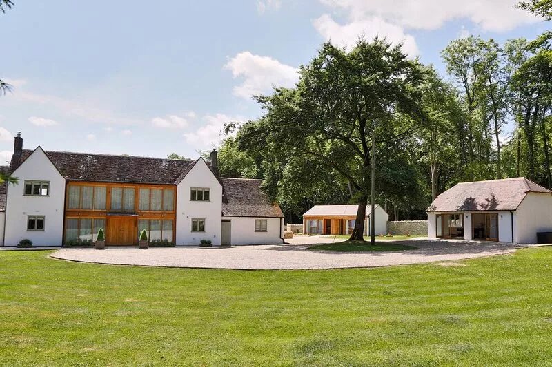 Stunning, Modern, Spacious House With Heated Private Pool In The Centre Of T