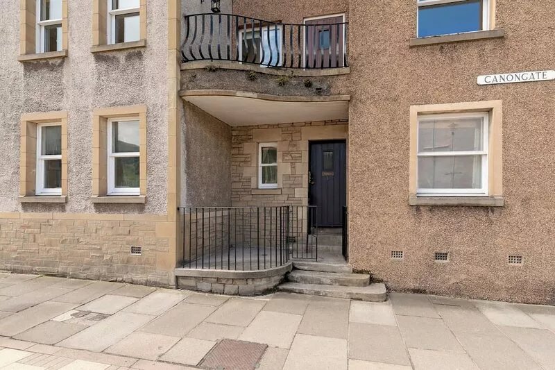 Canongate [357] is a Cosy apartment at the foot of the Royal Mile opposite