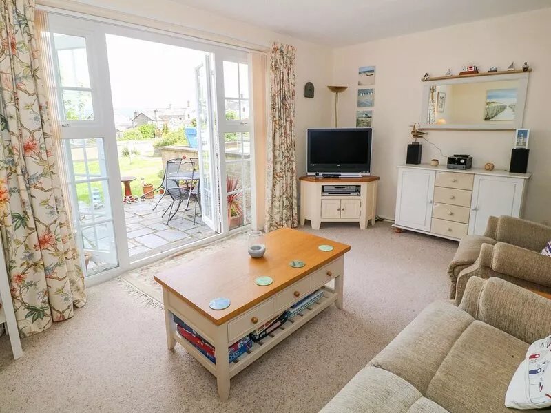 THE COTTAGE ON THE GREEN, pet friendly, with a garden in Porthmadog