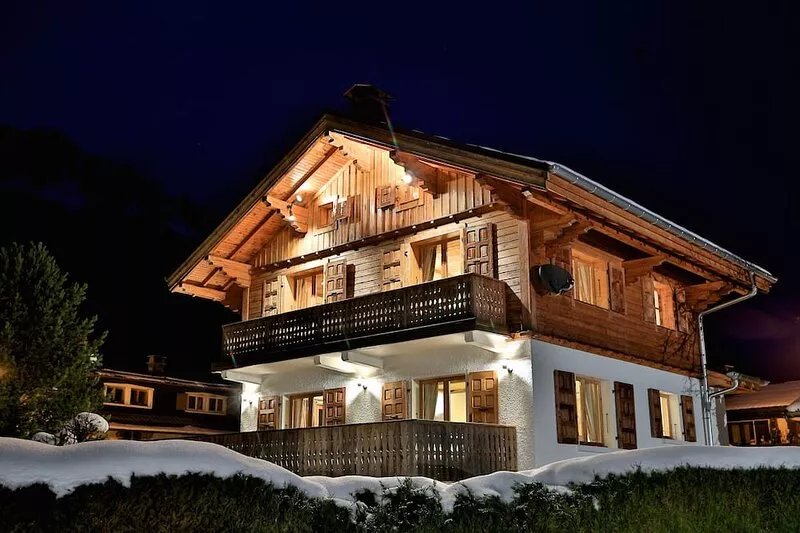 Luxury chalet in Chamonix town, all en-suite, log fire, hot tub