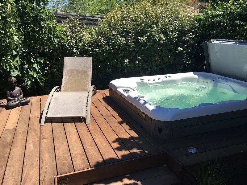 price nice flat T2 with swimming pool sector Montpellier between Sea and