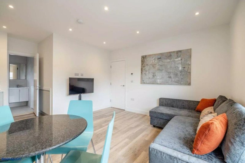 EasyStays - Modern Apartments in Windsor with Parking