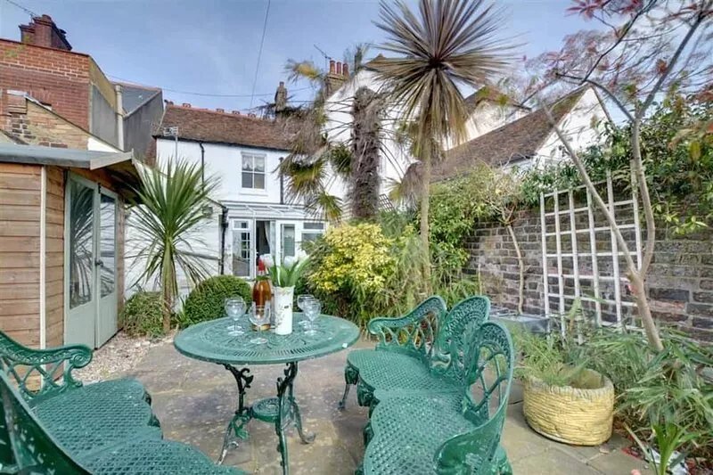 Charming holiday  cottage in the centre of Deal, sleeping 6 guests, 2 bathrooms