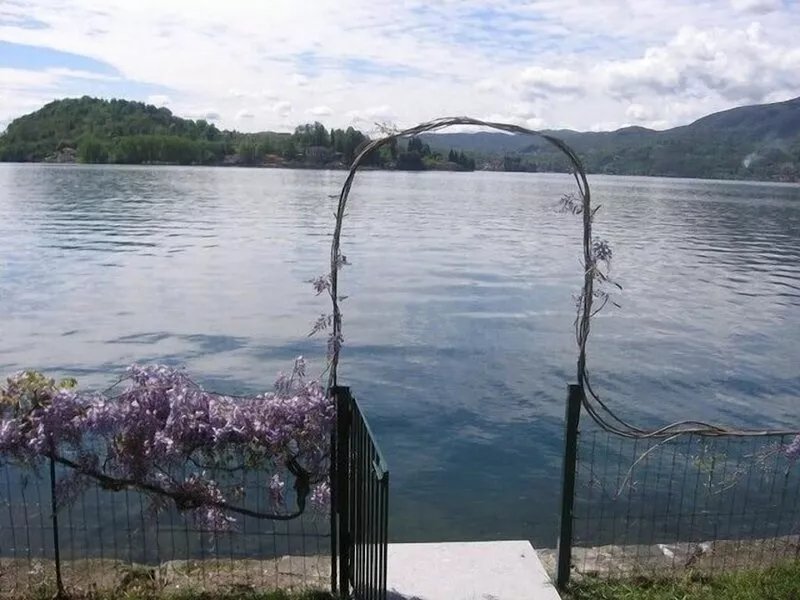STUNNING LARGE APARTMENT WITH VIEW, GARDEN AND DIRECT ACCESS TO LAKE ORTA