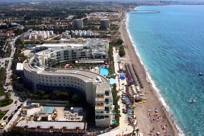 Central Apartment just 100m from the beach!